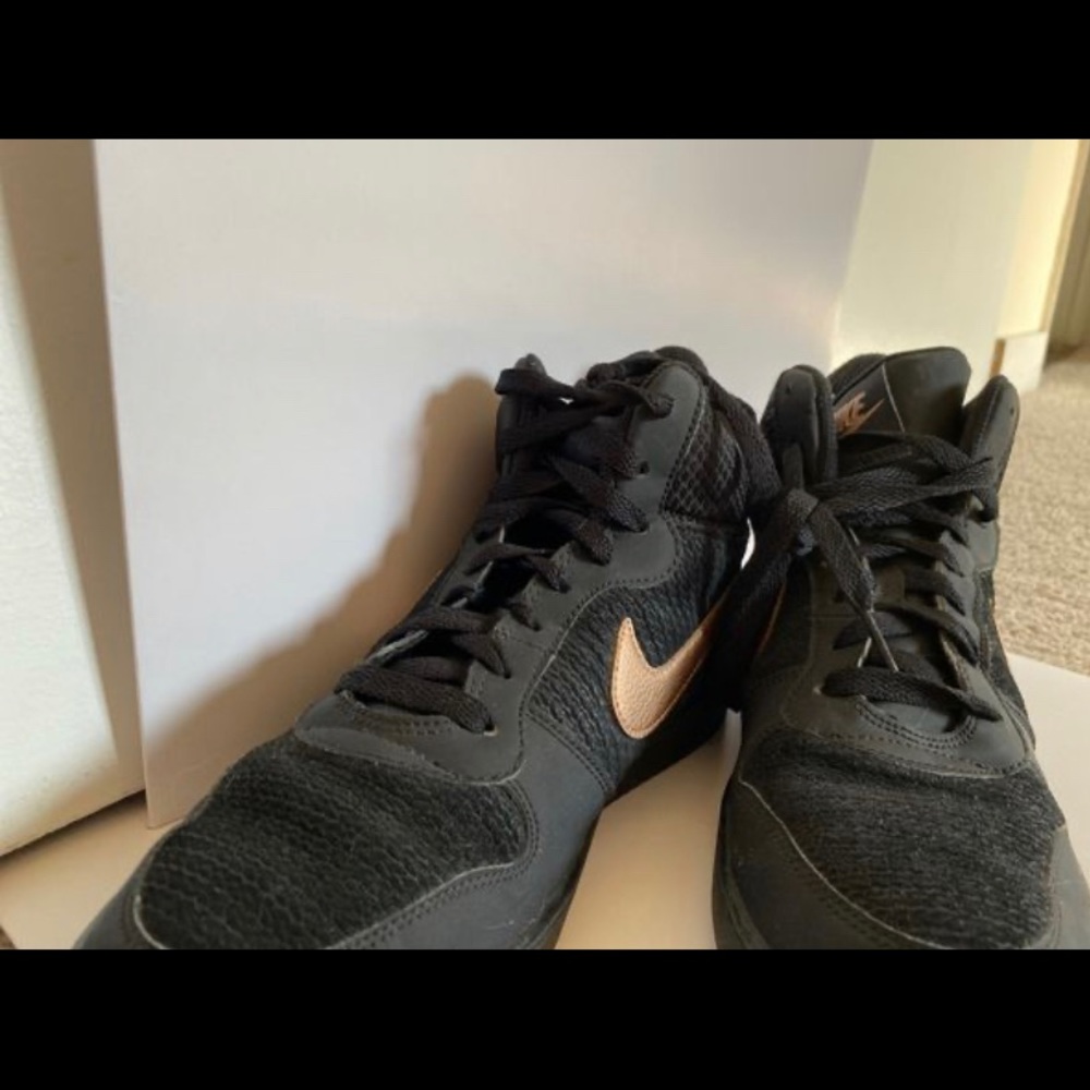 NIKE